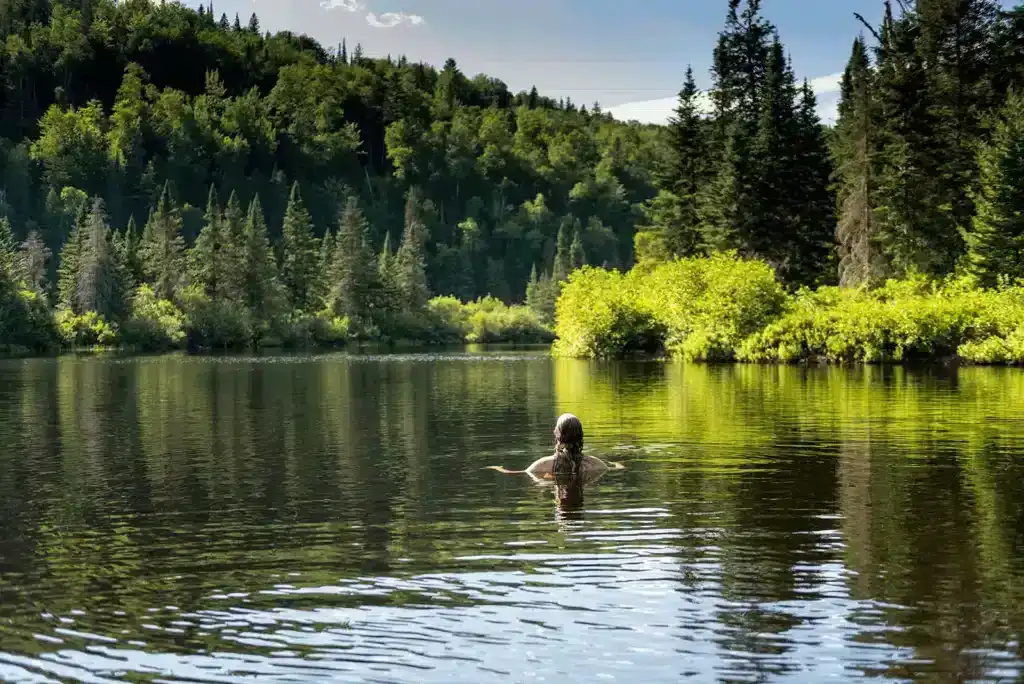 Chalet au bord de l'eau avec spa et sauna à St-Côme - Baignade dans la rivière