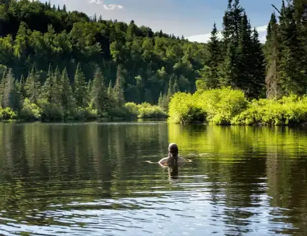 Chalet au bord de l'eau avec spa et sauna à St-Côme - Baignade dans la rivière