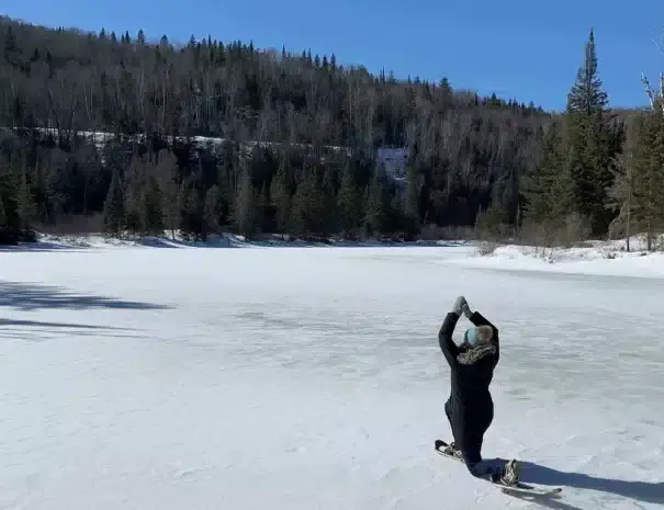 Chalet avec spa et sauna à St-Côme - Yoga sur le rivière l'Assomption l'hiver