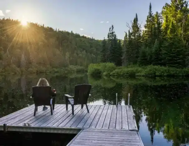 Chalet au bord de l’eau avec spa et sauna - Coucher de soleil sur le quai flottant