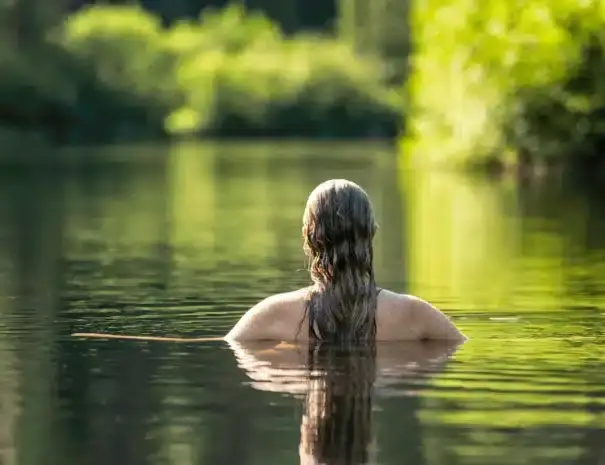 Chalet au bord de l’eau avec spa et sauna privé - Baignade dans la rivière