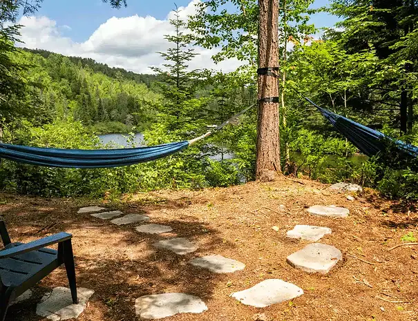 Chalet à louer au bord de l'eau - hamacs avec vue sur la rivière