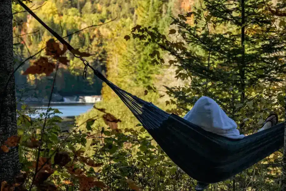 Chalet au bord de l'eau avec expérience thermale complète digne d’un spa nordique privé - Belvedere de relaxation avec hamacs et vue sur la chute