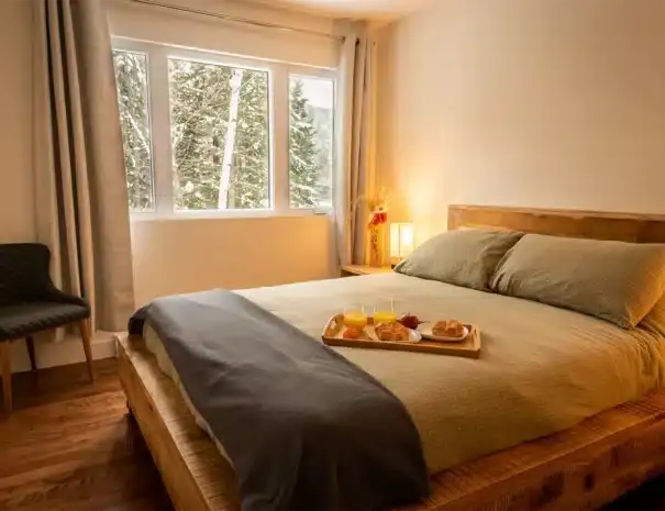 Chalet au bord de l'eau avec expérience thermale complète à St-Côme dans Lanaudière - Chambre avec lit queen au 2e