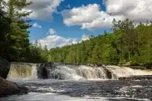 Chalet au bord de l'eau avec spa et sauna à St-Côme - Chute à proximité du chalet l'été
