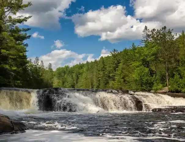 Chalet au bord de l'eau avec spa et sauna à St-Côme - Chute à proximité du chalet l'été
