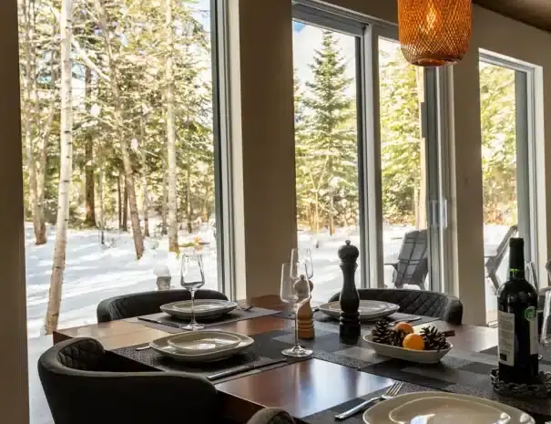 Chalet avec spa et sauna à St-Côme - Grande salle à manger avec vue sur la forêt