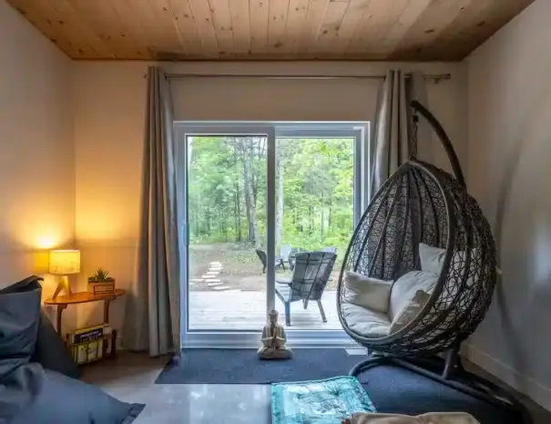 Chalet avec spa et sauna digne d’un spa nordique privé à Saint-Côme - salle de repos intérieure