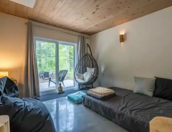 Chalet avec spa et sauna digne d’un spa nordique privé à Saint-Côme - salle de repos intérieure