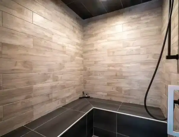 Chalet au bord de l'eau avec spa nordique privé à St-Côme dans Lanaudière - bain vapeur de type hammam à l'intérieur