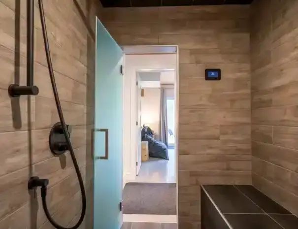 Chalet au bord de l'eau avec spa nordique privé à St-Côme dans Lanaudière - bain vapeur de type hammam à l'intérieur