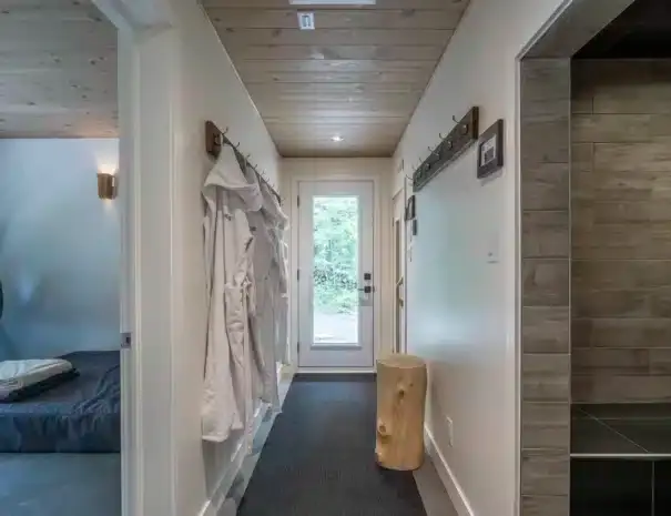 Chalet haut de gamme au bord de l'eau avec expérience thermale complète digne d’un spa nordique privé - entrée de la zone spa