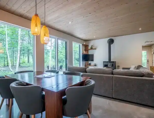 Chalet haut de gamme au bord de l'eau avec expérience thermale complète digne d’un spa nordique privé - grande aire de vie fenestrée