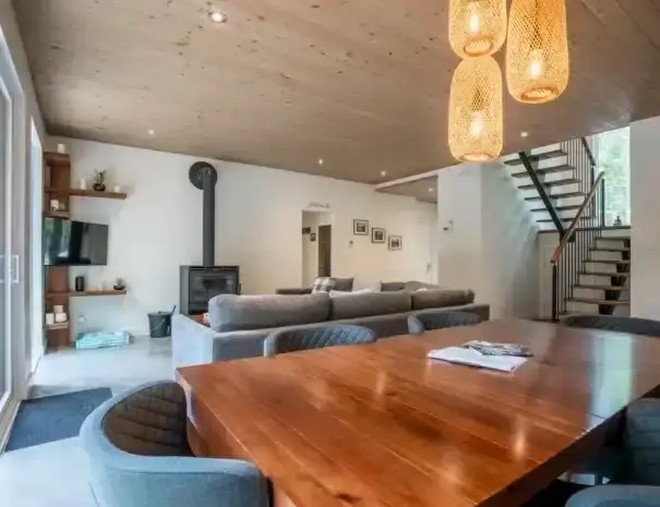 Chalet haut de gamme au bord de l'eau avec expérience thermale complète digne d’un spa nordique privé - grande aire de vie fenestrée