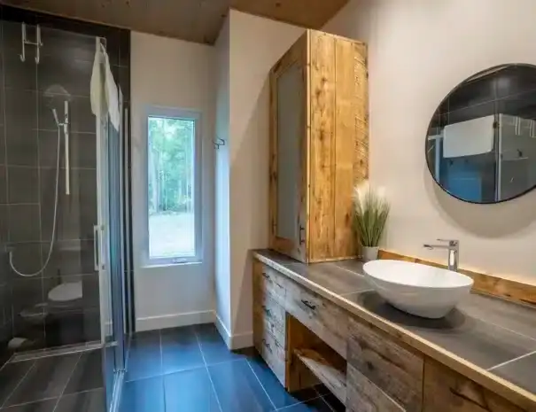 Chalet haut de gamme avec expérience thermale complète à St-Côme dans Lanaudière - Salle de bain avec douche vitrée
