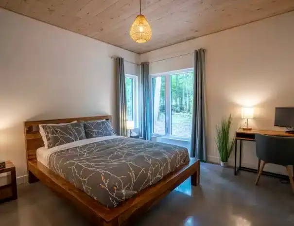Chalet écologique haut de gamme avec expérience thermale complète à St-Côme dans Lanaudière - Chambre avec lit queen et table de télétravail au rez-de-chaussée