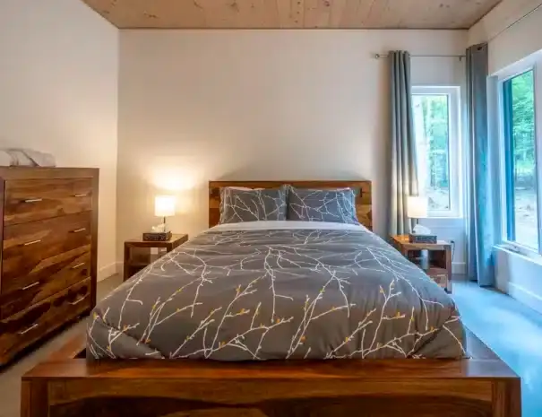 Chalet écologique haut de gamme avec expérience thermale complète à St-Côme dans Lanaudière - Chambre avec lit queen et table de télétravail au rez-de-chaussée