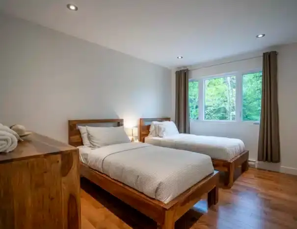 Chalet haut de gamme avec expérience thermale complète à St-Côme dans Lanaudière - Chambre avec 2 lits simples au 2e