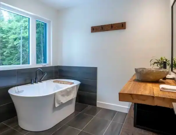 Chalet haut de gamme avec expérience thermale complète à St-Côme dans Lanaudière - Grande baignoire avec vue sur la forêt