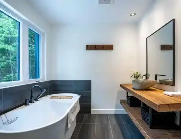 Chalet haut de gamme avec expérience thermale complète à St-Côme dans Lanaudière - Grande baignoire avec vue sur la forêt
