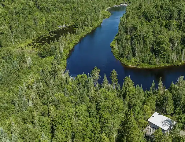 Chalet avec spa et sauna à St-Côme - vue aérienne du chalet et de la rivière