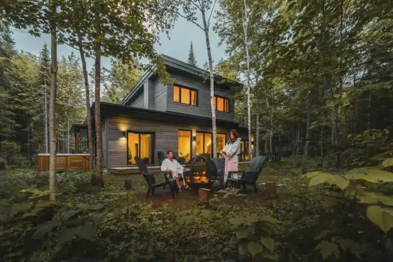 Chalet au bord de l'eau avec expérience thermale complète - Grande cours arrière l'été