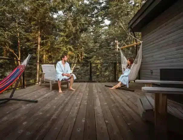 Chalet thermal privé - Grande terrasse sur le toit avec hamacs et chaises adirondack