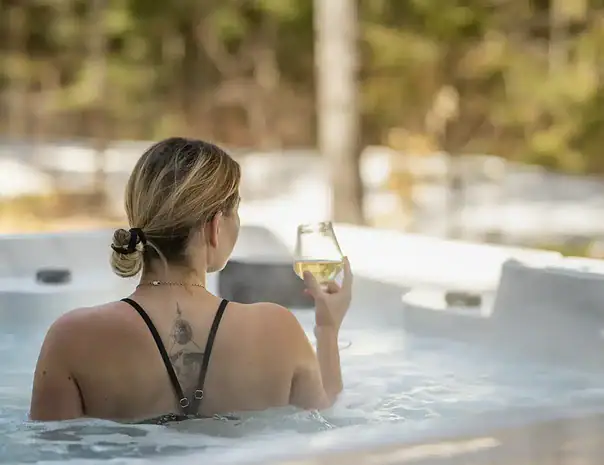 Chalet écologique avec spa et sauna privé - verre de vin dans le spa