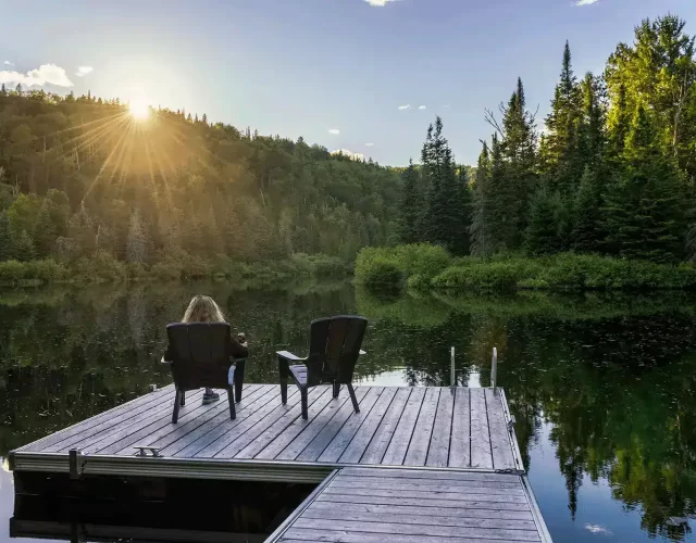 Coucher de soleil sur la rivière et les montagnes vue du quai flottant Chalet avec spa et sauna à Saint-Côme - Coucher de soleil sur le quai flottant