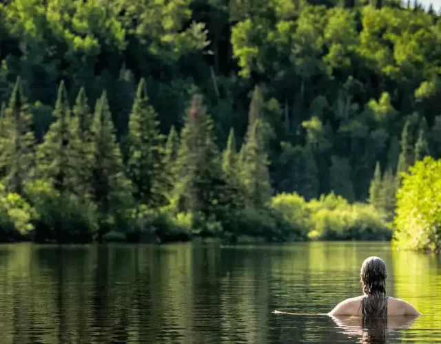 Baignade facile dans la rivière à partir du quai flottant privé Chalet au bord de l'eau avec spa et sauna à St-Côme - Baignade dans la rivière