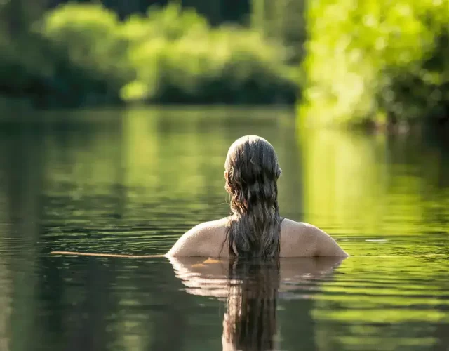 Baignade facile dans la rivière à partir du quai flottant privé sur notre terrain. Chalet au bord de l’eau avec spa et sauna privé - Baignade dans la rivière