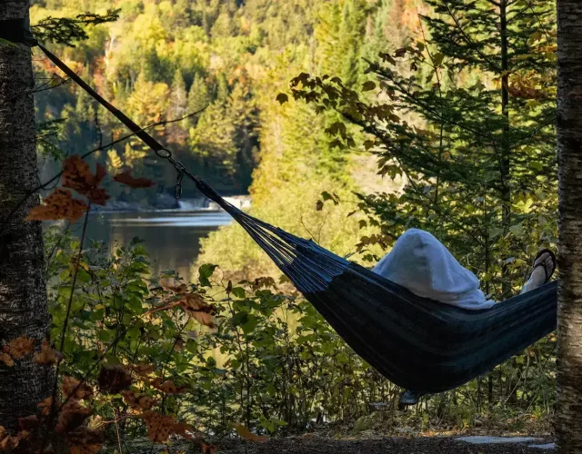 Belvedere avec hamacs et vue sur la rivière et la chute pour relaxer dans votre circuit thermal Chalet au bord de l’eau avec expérience thermale privée - hamacs avec vue sur la chute
