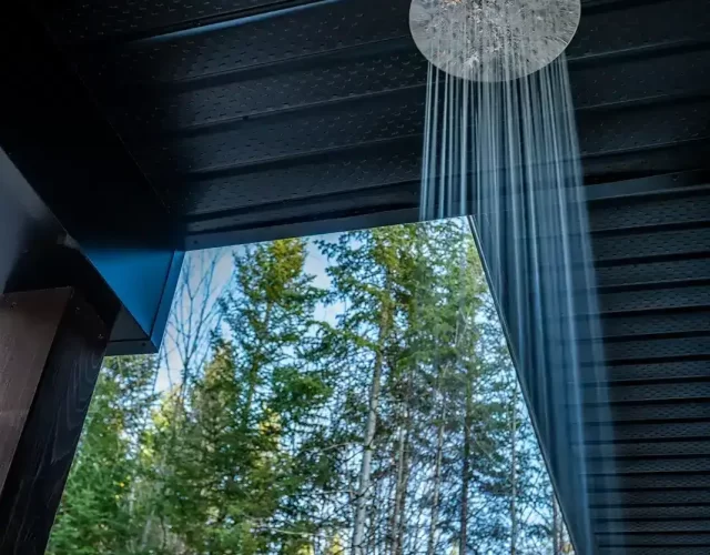Douche froide extérieure accessible à l'année Chalet à louer avec spa et sauna privé - douche froide extérieure à l'année
