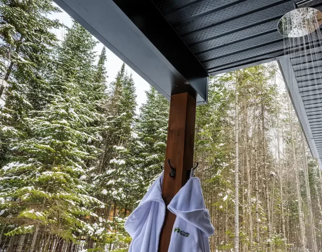 Douche froide extérieure accessible à l'année - vue en hiver Chalet à louer avec spa et sauna privé - douche froide extérieure à l'année