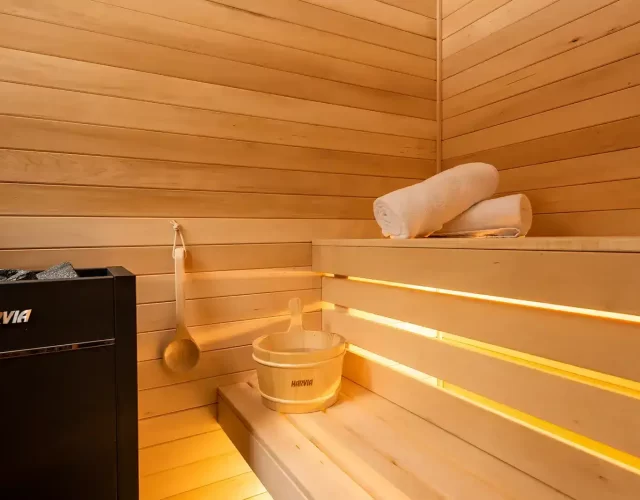 Sauna sec intérieur avec saut d'eau pour vapeur Chalet spa - sauna sec privé