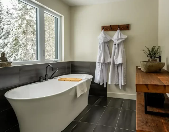 Grande baignoire avec vue sur la forêt Chalet haut de gamme avec expérience thermale complète - Grande baignoire avec vue sur la forêt
