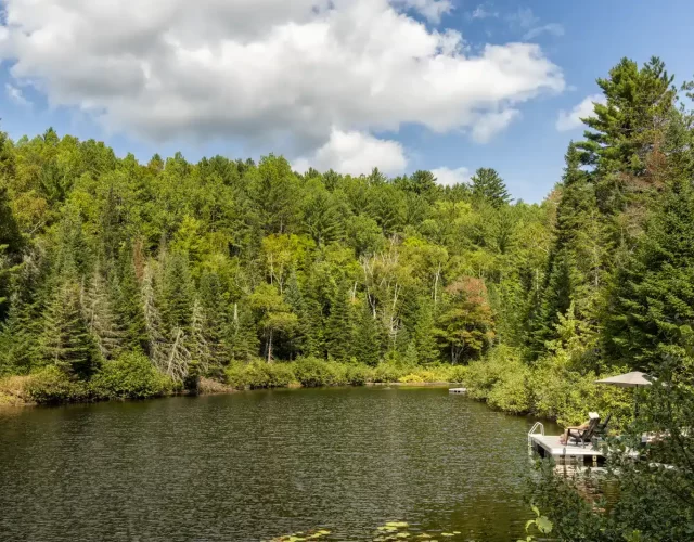 Quai flottant sur la rivière L’Assomption dans un lieu tranquille et boisé Chalet avec spa et sauna à St-Côme - Quai sur la rivière L’Assomption
