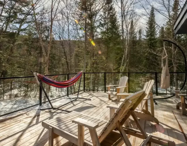 Grande terrasse sur le toit avec hamacs et gazebo Chalet avec spa et sauna à St-Côme - Grande terrasse sur le toit avec hamacs et gazebo