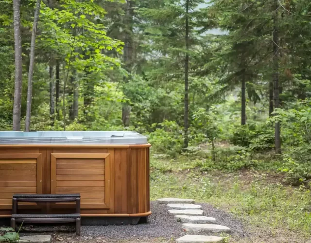 Spa thérapeutique en forêt - en été Chalet haut de gamme avec expérience thermale complète digne d’un spa nordique privé à St-Côme dans Lanaudière - Spa extérieur entouré de nature