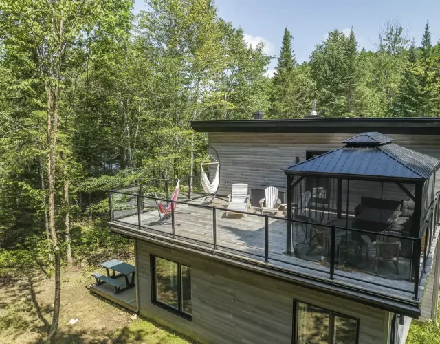 Grande terrasse sur le toit avec hamacs et gazebo Chalet avec spa et sauna à St-Côme - Grande terrasse sur le toit avec hamacs et gazebo