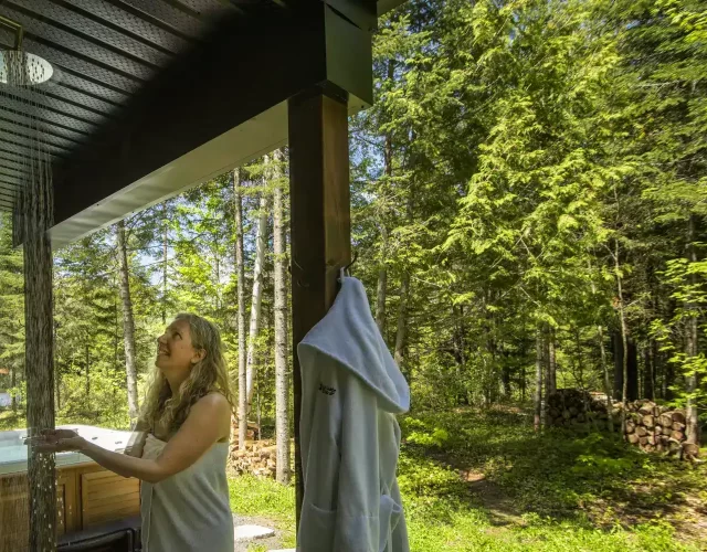 Douche froide extérieure accessible à l'année Chalet à louer avec spa et sauna privé - douche froide extérieure à l'année