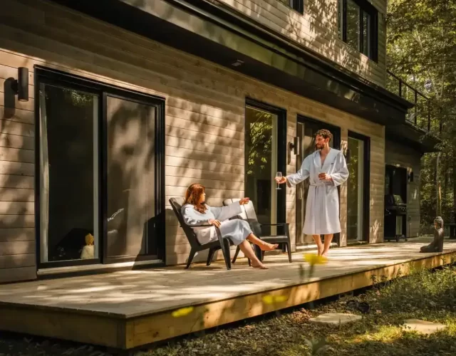 Grande terrasse au rez-de-chaussée Chalet avec spa et sauna à St-Côme - Grande terrasse au rez-de-chaussée