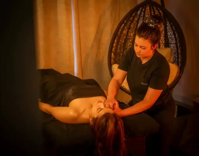 Massage dans la salle de repos Chalet haut de gamme avec expérience thermale complète digne d’un spa nordique privé, à St-Côme dans Lanaudière - Massage sur place