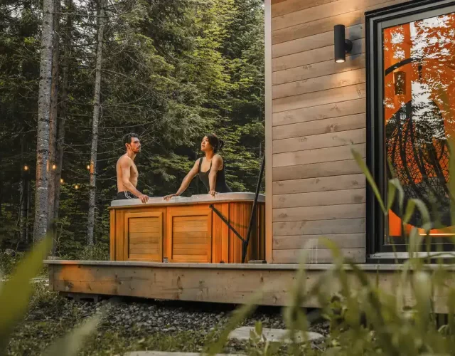 Spa extérieur de grande qualité avec véritables jets thérapeutiques - en été Hôtels avec spa et sauna privé - expérience thermale complète et privée