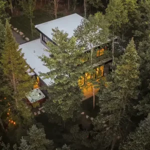 Chalet au bord de l'eau en pleine forêt Chalet au bord de l'eau avec expérience thermale complète digne d’un spa nordique privé dans Lanaudière