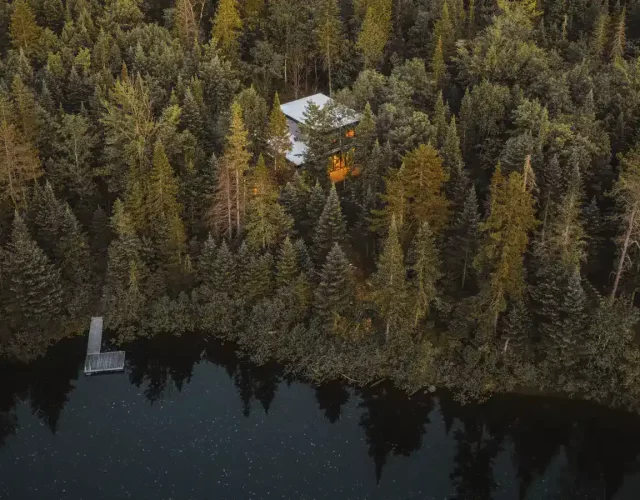 Chalet au bord de l'eau en pleine forêt Chalet au bord de l'eau avec expérience thermale complète digne d’un spa nordique privé dans Lanaudière