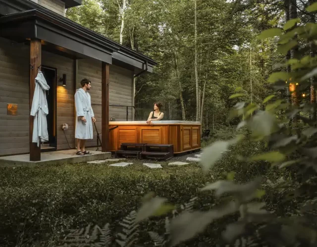 Spa extérieur de grande qualité avec véritables jets thérapeutiques - en été Chalet à louer avec spa et sauna privé - expérience thermale complète et privée