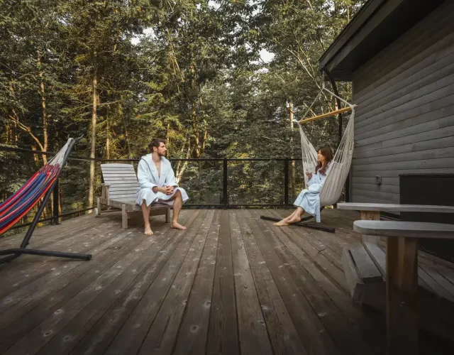Grande terrasse sur le toit avec hamacs et chaises adirondack Chalet thermal privé - Grande terrasse sur le toit avec hamacs et chaises adirondack