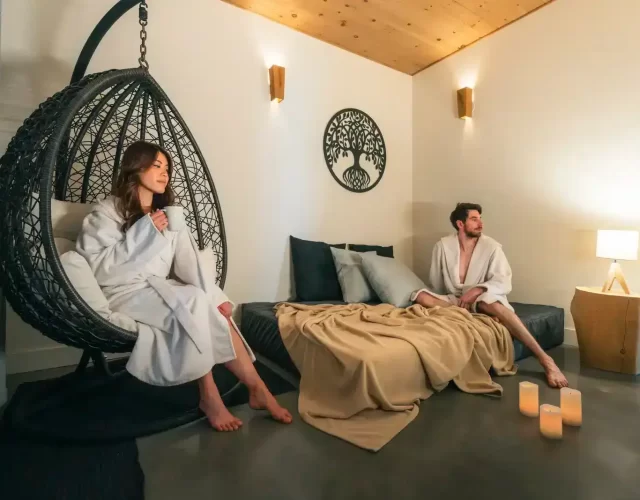 Salle de repos avec chaise suspendue et lit queen imperméable Chalet thermal privé - Salle de repos