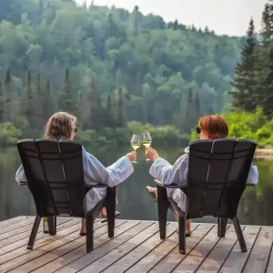 Apéro sur le quai avec vue sur la rivière et les montagnes - en été Chalet au bord de l’eau avec spa et sauna privé - apéro sur le quai flottant